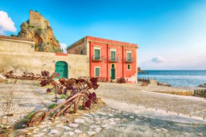 Casa al mare: gli acquirenti stranieri riscrivono la mappa delle coste italiane. Le opportunità per chi vende
