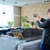 Agente immobiliare che fa video agli immobili