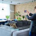 Agente immobiliare che fa video agli immobili
