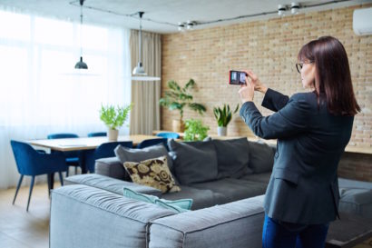 Agente immobiliare che fa video agli immobili
