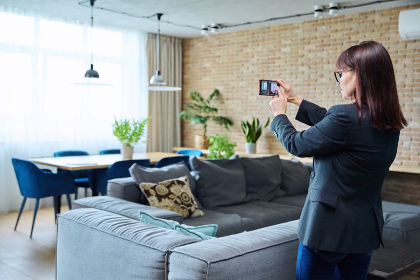 Agente immobiliare che fa video agli immobili
