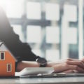 Annuncio di una casa da vendere a buyer esteri