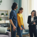 acquirenti stranieri in visita a una casa in Italia con un agente immobiliare