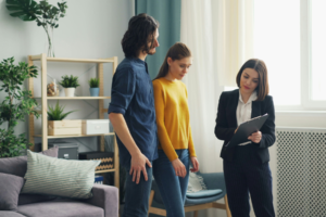 acquirenti stranieri in visita a una casa in Italia con un agente immobiliare